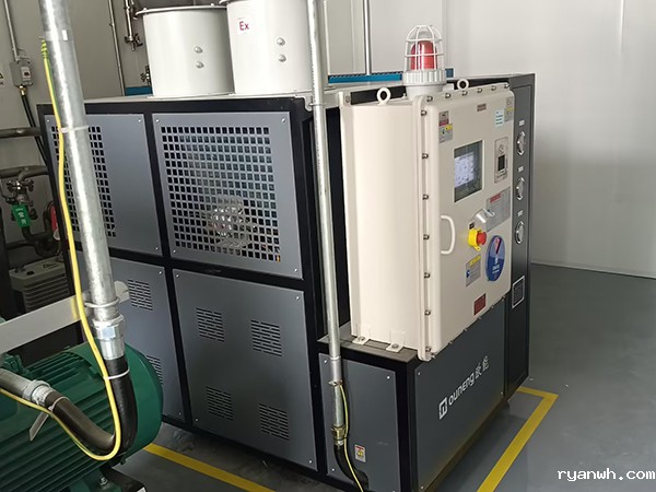 光刻胶原材料反应罐防爆冷热循环一体机