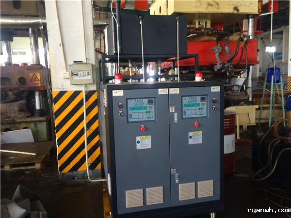 汽车配光镜注塑成型