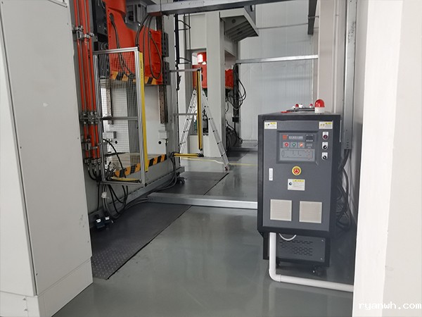 模具油温机在电池盒制造中控温，改善汽车部件生产