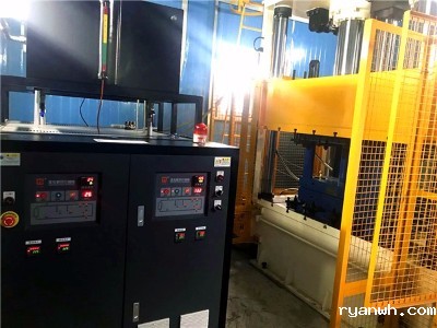 冷热油切换模温机的优点？「必威app精装版苹果版下载安装教程机械」从碳纤维模压成型说起